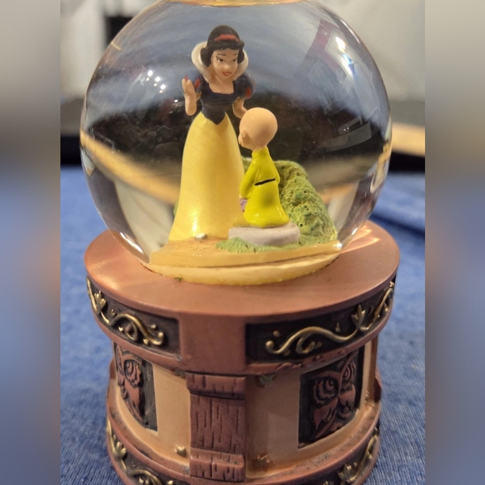 Disney Store Snow White and Dopey Mini Snowglobe